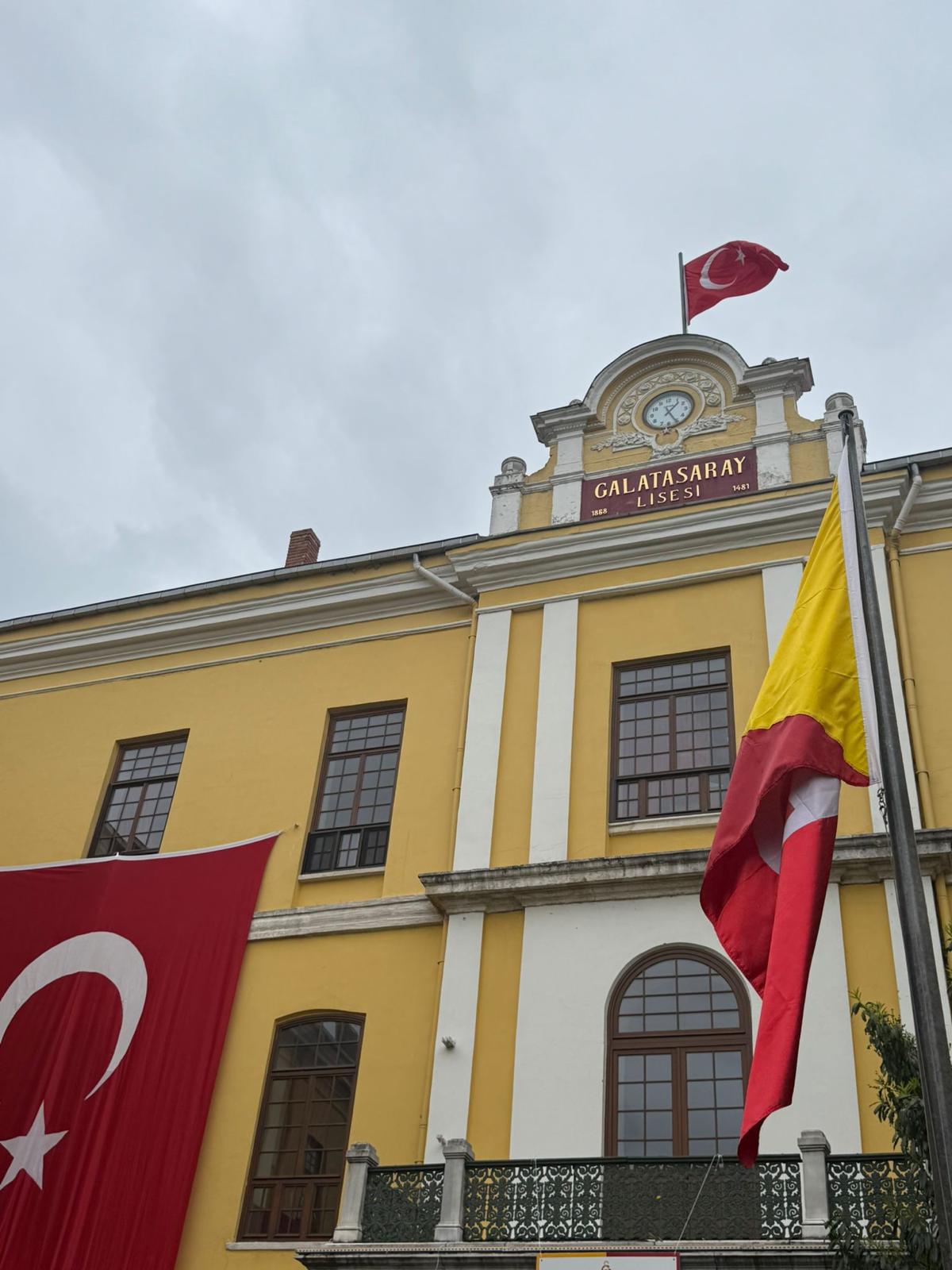 Galatasaray başkanlık seçimi için lisemizin bahçesinde,